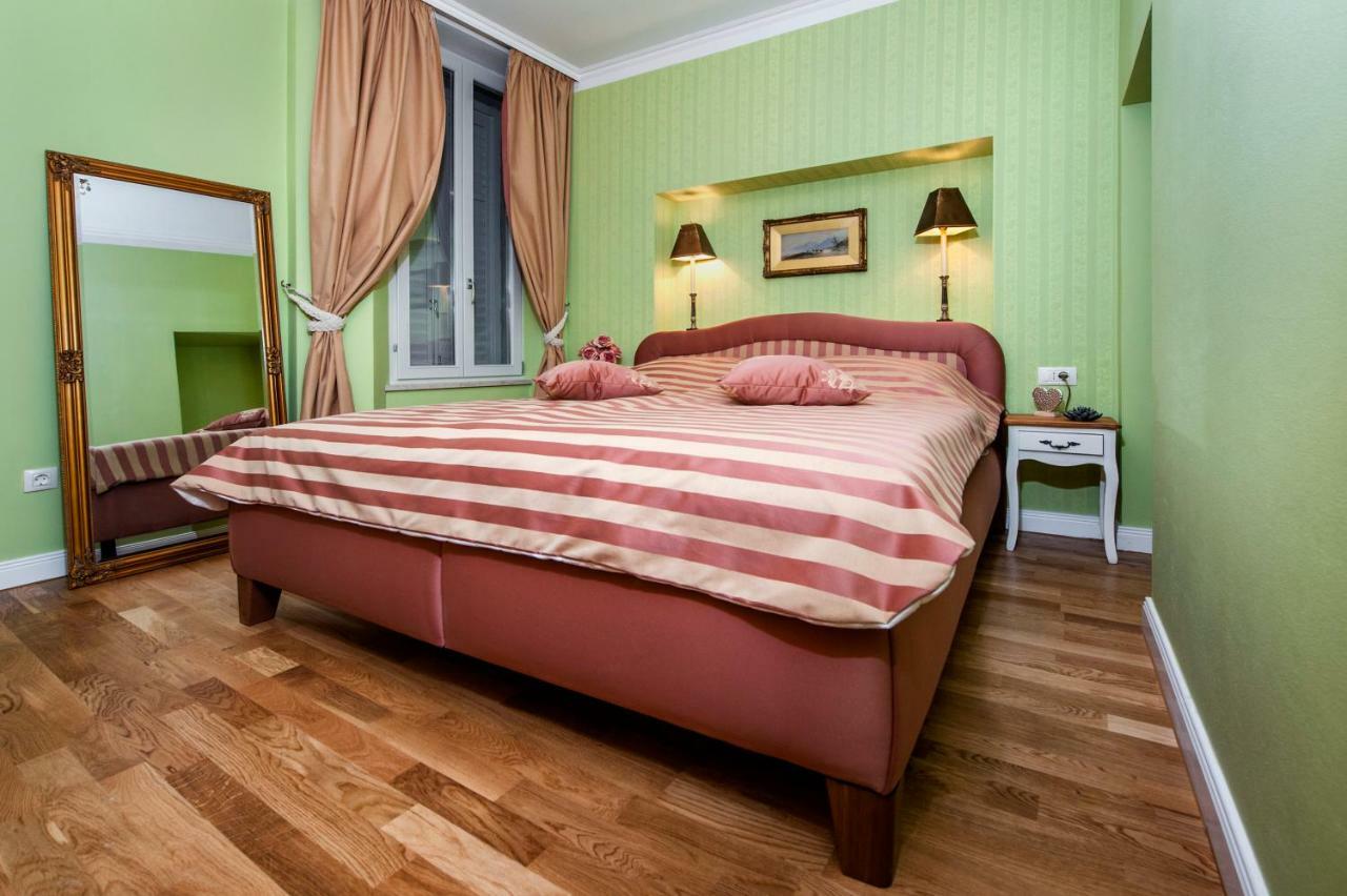 Adriatic Royal Sea View Apartment Ровінь Екстер'єр фото